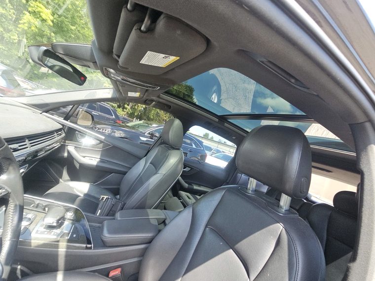 2018 Audi Q7 3.0T Prestige - interior visto pela janela