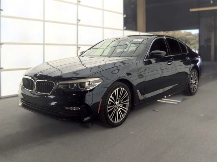 2018 BMW 5 Series Sedan 530i Sport - frente em tres quartos