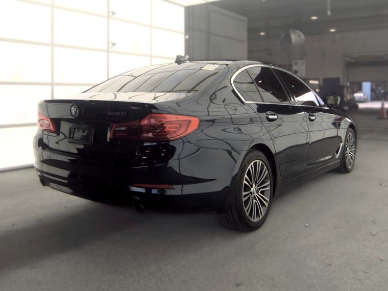 2018 BMW 5 Series Sedan 530i Sport - traseira em tres quartos