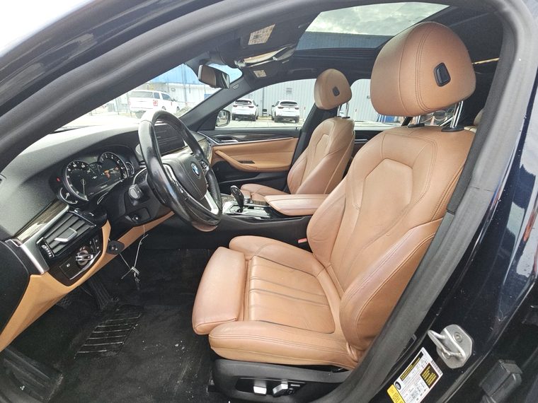 2018 BMW 5 Series Sedan 530i Sport - interior em couro caramelo