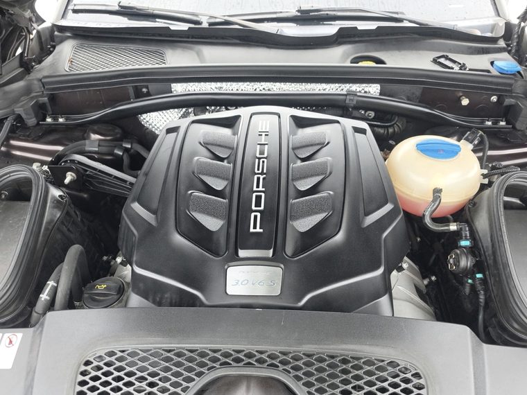 2018 Porsche Macan S - vao do motor